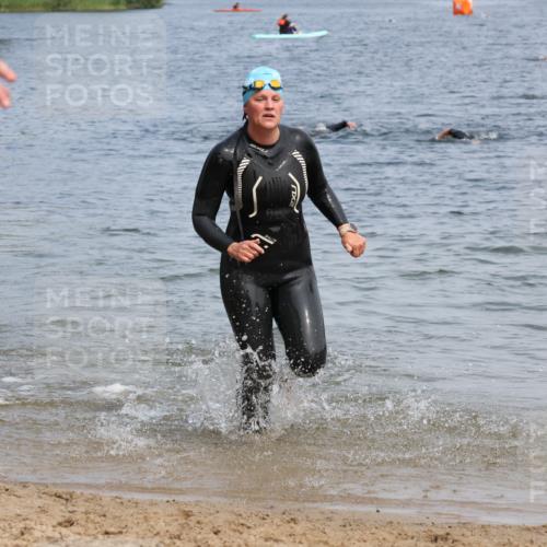 15.06.2025 - 27. Vierlanden-Triathlon Lena Gebhardt http://msf.ph/oto/8035503 15.06.2025 11:23:15 Schwimmen 950, 980 meine-sportfotos.de