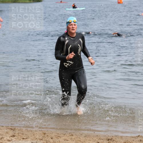 15.06.2025 - 27. Vierlanden-Triathlon Lena Gebhardt http://msf.ph/oto/8035509 15.06.2025 11:23:15 Schwimmen 950, 980 meine-sportfotos.de