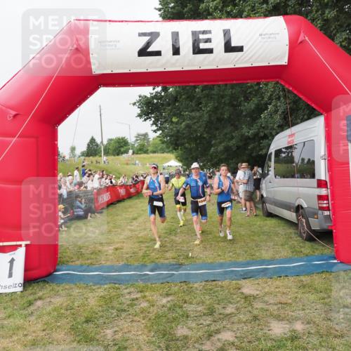 21.06.2025 - 27. Vierlanden-Triathlon MichiJ http://msf.ph/oto/8035511 15.06.2026 13:00:32 Ziel 94, 1044, 1046, 1047, 1048 meine-sportfotos.de