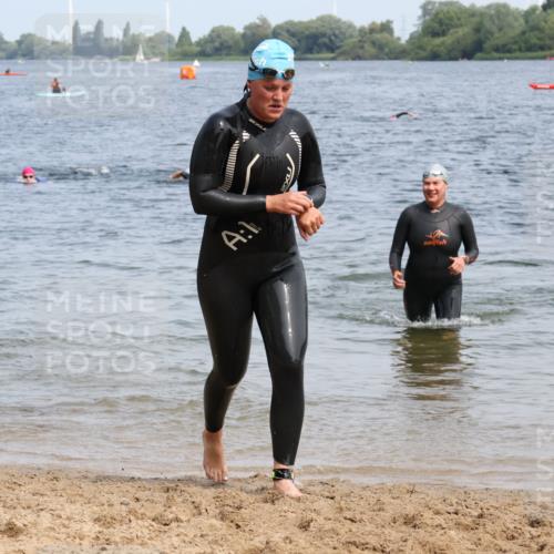 15.06.2025 - 27. Vierlanden-Triathlon Lena Gebhardt http://msf.ph/oto/8035514 15.06.2025 11:23:16 Schwimmen 950, 980 meine-sportfotos.de