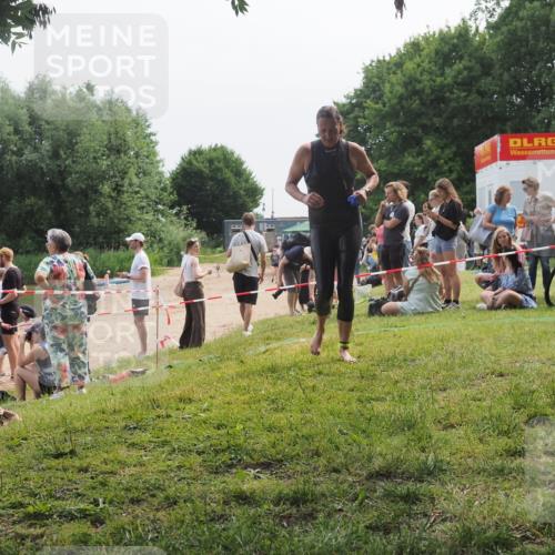 15.06.2025 - 27. Vierlanden-Triathlon KatJ http://msf.ph/oto/8035515 15.06.2025 11:20:16 Schwimmen 806, 880, 930, 940, 976 meine-sportfotos.de
