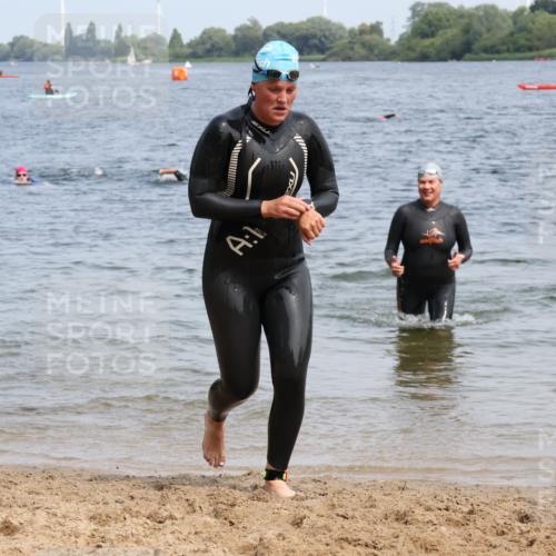 15.06.2025 - 27. Vierlanden-Triathlon Lena Gebhardt http://msf.ph/oto/8035517 15.06.2025 11:23:16 Schwimmen 950, 980 meine-sportfotos.de