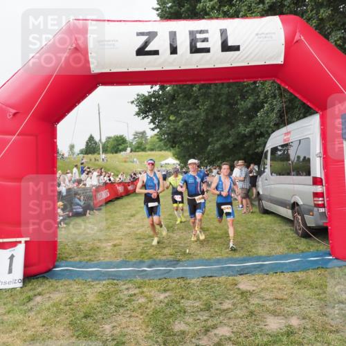 21.06.2025 - 27. Vierlanden-Triathlon MichiJ http://msf.ph/oto/8035518 15.06.2026 13:00:32 Ziel 94, 1044, 1046, 1047, 1048 meine-sportfotos.de