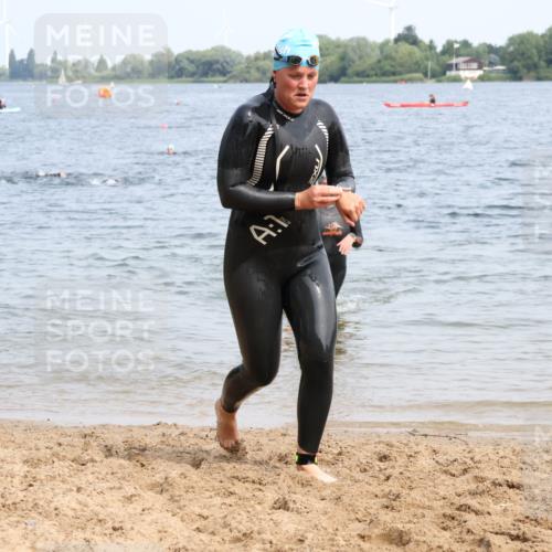 15.06.2025 - 27. Vierlanden-Triathlon Lena Gebhardt http://msf.ph/oto/8035522 15.06.2025 11:23:17 Schwimmen 950, 980 meine-sportfotos.de