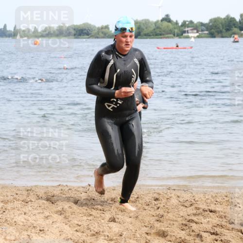 15.06.2025 - 27. Vierlanden-Triathlon Lena Gebhardt http://msf.ph/oto/8035525 15.06.2025 11:23:17 Schwimmen 950, 980 meine-sportfotos.de