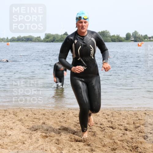 15.06.2025 - 27. Vierlanden-Triathlon Lena Gebhardt http://msf.ph/oto/8035530 15.06.2025 11:23:18 Schwimmen 950, 980 meine-sportfotos.de