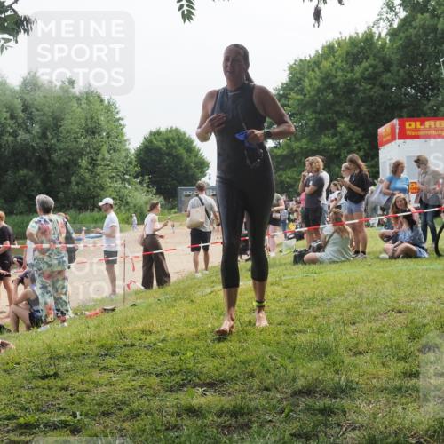 15.06.2025 - 27. Vierlanden-Triathlon KatJ http://msf.ph/oto/8035531 15.06.2025 11:20:17 Schwimmen 880, 930, 940, 976 meine-sportfotos.de