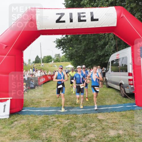 21.06.2025 - 27. Vierlanden-Triathlon MichiJ http://msf.ph/oto/8035533 15.06.2026 13:00:32 Ziel 94, 1044, 1046, 1047, 1048 meine-sportfotos.de