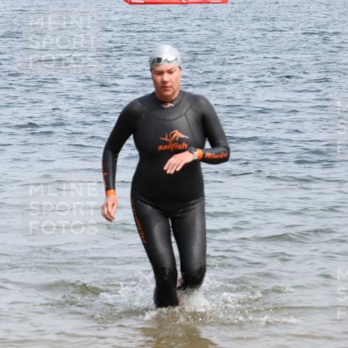 15.06.2025 - 27. Vierlanden-Triathlon Lena Gebhardt http://msf.ph/oto/8035536 15.06.2025 11:23:20 Schwimmen 950, 980 meine-sportfotos.de