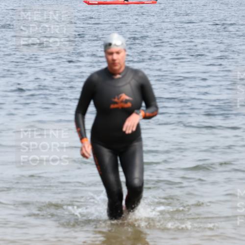 15.06.2025 - 27. Vierlanden-Triathlon Lena Gebhardt http://msf.ph/oto/8035537 15.06.2025 11:23:20 Schwimmen 950, 980 meine-sportfotos.de