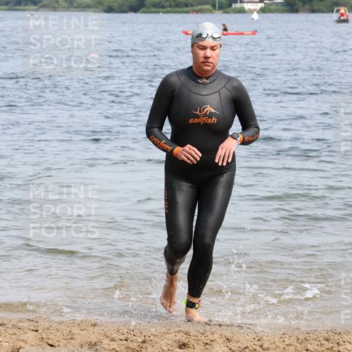 15.06.2025 - 27. Vierlanden-Triathlon Lena Gebhardt http://msf.ph/oto/8035543 15.06.2025 11:23:22 Schwimmen 950, 980 meine-sportfotos.de