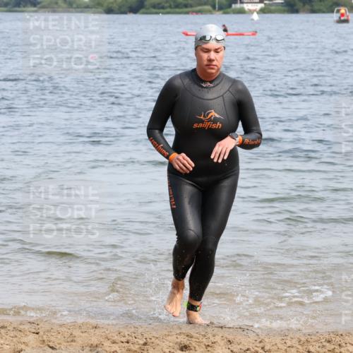 15.06.2025 - 27. Vierlanden-Triathlon Lena Gebhardt http://msf.ph/oto/8035548 15.06.2025 11:23:22 Schwimmen 950, 980 meine-sportfotos.de