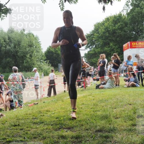 15.06.2025 - 27. Vierlanden-Triathlon KatJ http://msf.ph/oto/8035549 15.06.2025 11:20:18 Schwimmen 880, 926, 930, 940, 976 meine-sportfotos.de