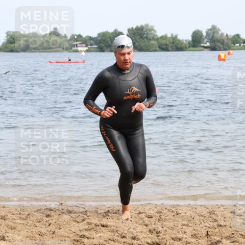 15.06.2025 - 27. Vierlanden-Triathlon Lena Gebhardt http://msf.ph/oto/8035551 15.06.2025 11:23:23 Schwimmen 950, 980 meine-sportfotos.de