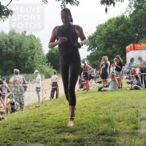 15.06.2025 - 27. Vierlanden-Triathlon KatJ http://msf.ph/oto/8035554 15.06.2025 11:20:18 Schwimmen 880, 926, 930, 940, 976 meine-sportfotos.de