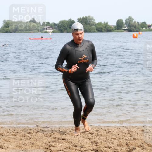 15.06.2025 - 27. Vierlanden-Triathlon Lena Gebhardt http://msf.ph/oto/8035557 15.06.2025 11:23:23 Schwimmen 950, 980 meine-sportfotos.de