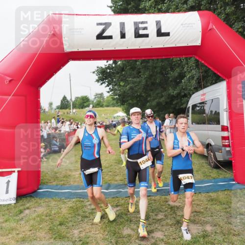 21.06.2025 - 27. Vierlanden-Triathlon MichiJ http://msf.ph/oto/8035558 15.06.2026 13:00:33 Ziel 94, 1044, 1046, 1047, 1048 meine-sportfotos.de