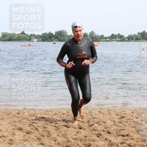 15.06.2025 - 27. Vierlanden-Triathlon Lena Gebhardt http://msf.ph/oto/8035561 15.06.2025 11:23:24 Schwimmen 950, 980 meine-sportfotos.de