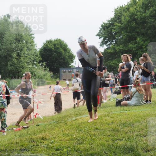 15.06.2025 - 27. Vierlanden-Triathlon KatJ http://msf.ph/oto/8035563 15.06.2025 11:20:24 Schwimmen 838, 880, 890, 926, 940 meine-sportfotos.de