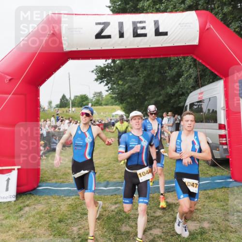 21.06.2025 - 27. Vierlanden-Triathlon MichiJ http://msf.ph/oto/8035565 15.06.2026 13:00:33 Ziel 94, 1044, 1046, 1047, 1048 meine-sportfotos.de