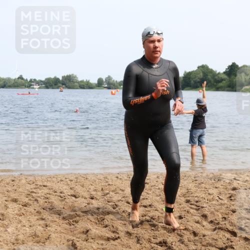 15.06.2025 - 27. Vierlanden-Triathlon Lena Gebhardt http://msf.ph/oto/8035572 15.06.2025 11:23:25 Schwimmen 950, 980 meine-sportfotos.de