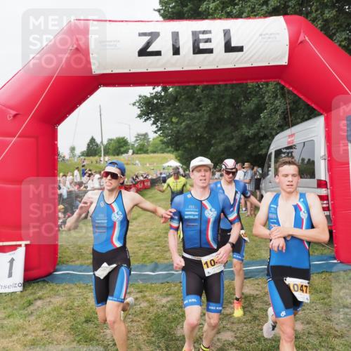 21.06.2025 - 27. Vierlanden-Triathlon MichiJ http://msf.ph/oto/8035573 15.06.2026 13:00:33 Ziel 94, 1044, 1046, 1047, 1048 meine-sportfotos.de