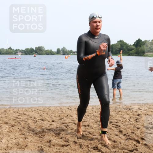 15.06.2025 - 27. Vierlanden-Triathlon Lena Gebhardt http://msf.ph/oto/8035579 15.06.2025 11:23:25 Schwimmen 950, 980 meine-sportfotos.de
