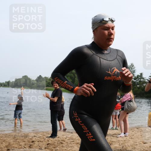 15.06.2025 - 27. Vierlanden-Triathlon Lena Gebhardt http://msf.ph/oto/8035583 15.06.2025 11:23:27 Schwimmen 950, 980 meine-sportfotos.de