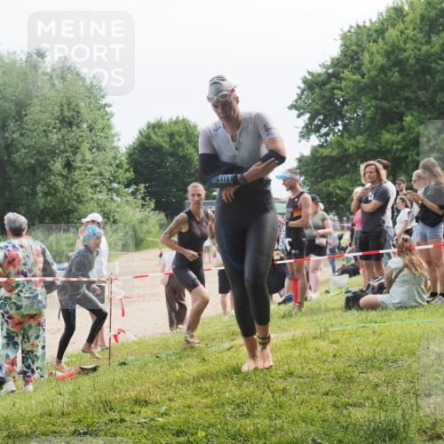 15.06.2025 - 27. Vierlanden-Triathlon KatJ http://msf.ph/oto/8035584 15.06.2025 11:20:25 Schwimmen 838, 880, 890, 926 meine-sportfotos.de