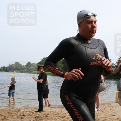 15.06.2025 - 27. Vierlanden-Triathlon Lena Gebhardt http://msf.ph/oto/8035589 15.06.2025 11:23:27 Schwimmen 950, 980 meine-sportfotos.de