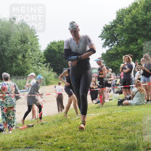 15.06.2025 - 27. Vierlanden-Triathlon KatJ http://msf.ph/oto/8035592 15.06.2025 11:20:25 Schwimmen 838, 880, 890, 926 meine-sportfotos.de