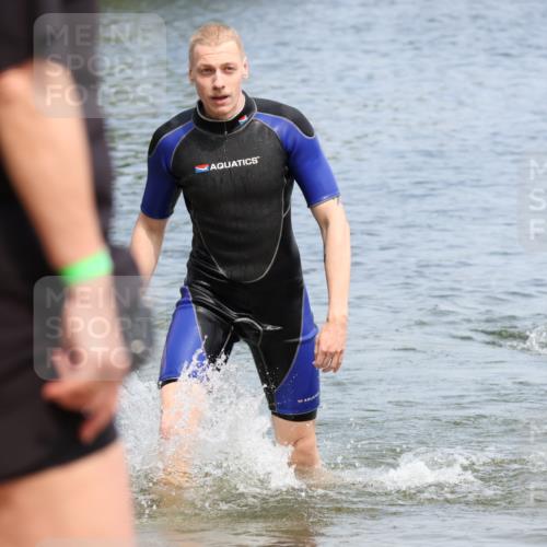 15.06.2025 - 27. Vierlanden-Triathlon Lena Gebhardt http://msf.ph/oto/8035595 15.06.2025 11:23:42 Schwimmen 956 meine-sportfotos.de