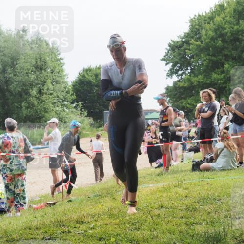 15.06.2025 - 27. Vierlanden-Triathlon KatJ http://msf.ph/oto/8035597 15.06.2025 11:20:25 Schwimmen 838, 880, 890, 926 meine-sportfotos.de