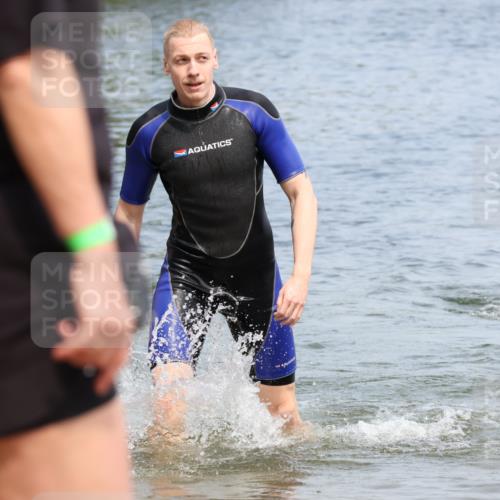 15.06.2025 - 27. Vierlanden-Triathlon Lena Gebhardt http://msf.ph/oto/8035600 15.06.2025 11:23:42 Schwimmen 956 meine-sportfotos.de
