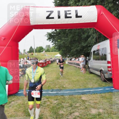21.06.2025 - 27. Vierlanden-Triathlon MichiJ http://msf.ph/oto/8035605 15.06.2026 13:00:42 Ziel 12 meine-sportfotos.de