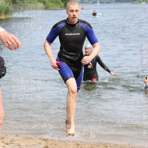 15.06.2025 - 27. Vierlanden-Triathlon Lena Gebhardt http://msf.ph/oto/8035606 15.06.2025 11:23:45 Schwimmen 903, 955, 956 meine-sportfotos.de
