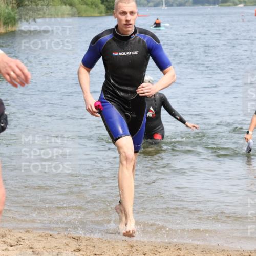 15.06.2025 - 27. Vierlanden-Triathlon Lena Gebhardt http://msf.ph/oto/8035612 15.06.2025 11:23:45 Schwimmen 903, 955, 956 meine-sportfotos.de