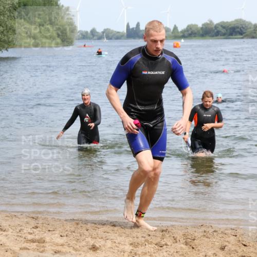 15.06.2025 - 27. Vierlanden-Triathlon Lena Gebhardt http://msf.ph/oto/8035618 15.06.2025 11:23:45 Schwimmen 903, 955, 956 meine-sportfotos.de