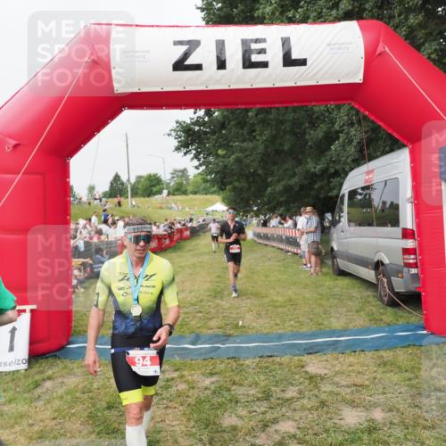 21.06.2025 - 27. Vierlanden-Triathlon MichiJ http://msf.ph/oto/8035619 15.06.2026 13:00:42 Ziel 12 meine-sportfotos.de