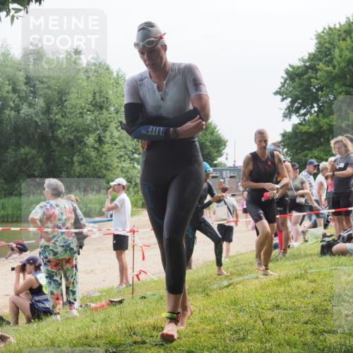 15.06.2025 - 27. Vierlanden-Triathlon KatJ http://msf.ph/oto/8035620 15.06.2025 11:20:25 Schwimmen 838, 880, 890, 926 meine-sportfotos.de