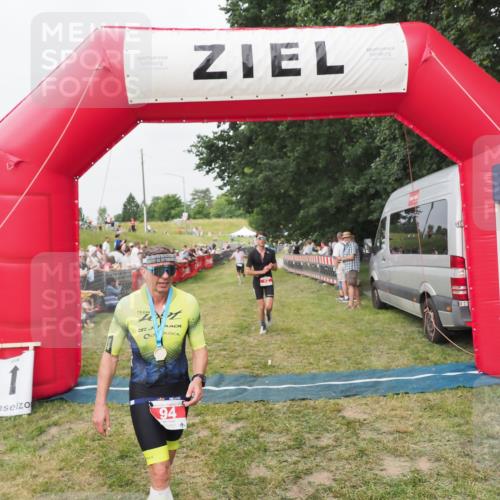 21.06.2025 - 27. Vierlanden-Triathlon MichiJ http://msf.ph/oto/8035625 15.06.2026 13:00:43 Ziel 12, 639 meine-sportfotos.de