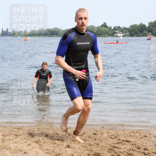 15.06.2025 - 27. Vierlanden-Triathlon Lena Gebhardt http://msf.ph/oto/8035627 15.06.2025 11:23:46 Schwimmen 903, 955, 956 meine-sportfotos.de