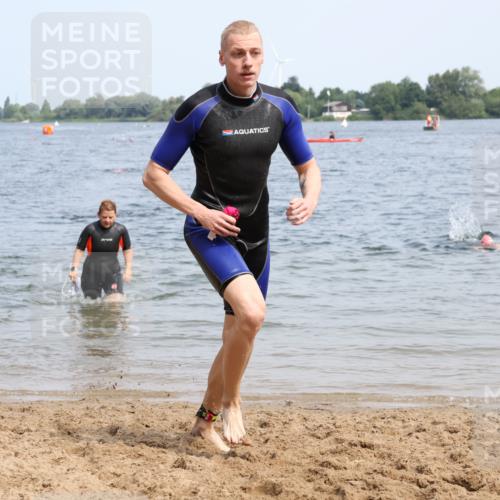 15.06.2025 - 27. Vierlanden-Triathlon Lena Gebhardt http://msf.ph/oto/8035630 15.06.2025 11:23:46 Schwimmen 903, 955, 956 meine-sportfotos.de