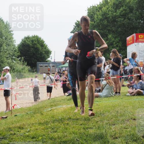 15.06.2025 - 27. Vierlanden-Triathlon KatJ http://msf.ph/oto/8035631 15.06.2025 11:20:27 Schwimmen 838, 880, 890, 926 meine-sportfotos.de