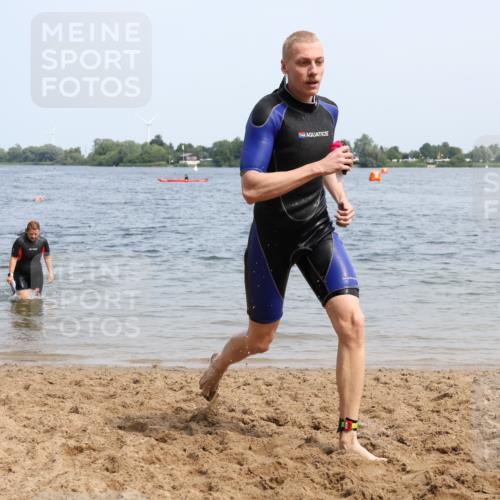 15.06.2025 - 27. Vierlanden-Triathlon Lena Gebhardt http://msf.ph/oto/8035635 15.06.2025 11:23:47 Schwimmen 903, 955, 956 meine-sportfotos.de