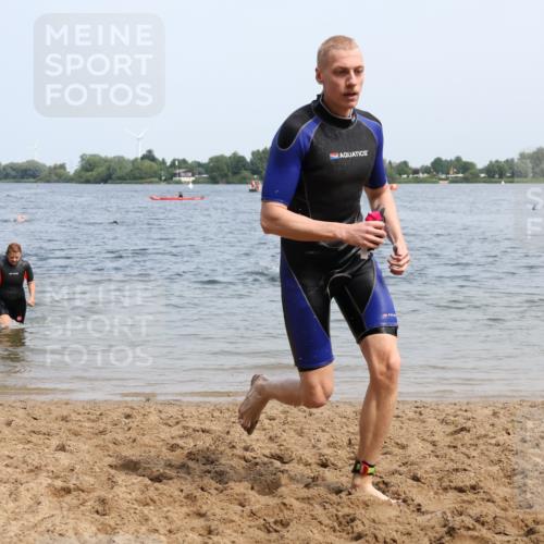 15.06.2025 - 27. Vierlanden-Triathlon Lena Gebhardt http://msf.ph/oto/8035641 15.06.2025 11:23:47 Schwimmen 903, 955, 956 meine-sportfotos.de