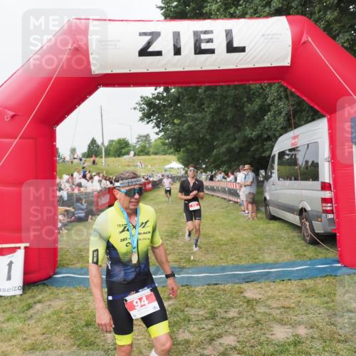 21.06.2025 - 27. Vierlanden-Triathlon MichiJ http://msf.ph/oto/8035643 15.06.2026 13:00:43 Ziel 12, 639 meine-sportfotos.de
