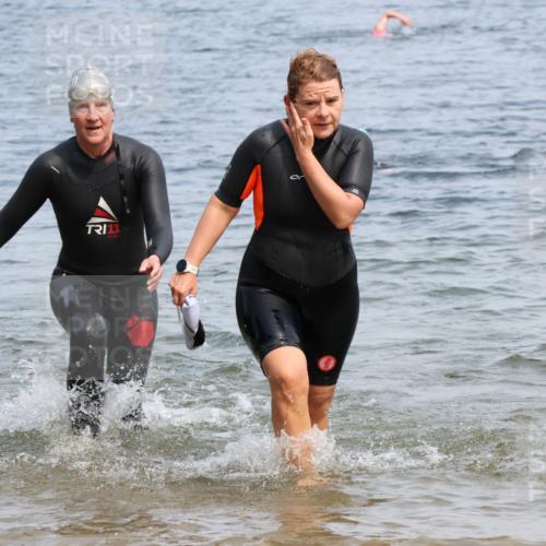 15.06.2025 - 27. Vierlanden-Triathlon Lena Gebhardt http://msf.ph/oto/8035645 15.06.2025 11:23:49 Schwimmen 903, 955, 956 meine-sportfotos.de