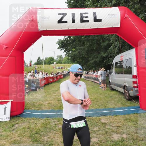 21.06.2025 - 27. Vierlanden-Triathlon MichiJ http://msf.ph/oto/8035646 15.06.2026 13:00:49 Ziel 12, 639 meine-sportfotos.de