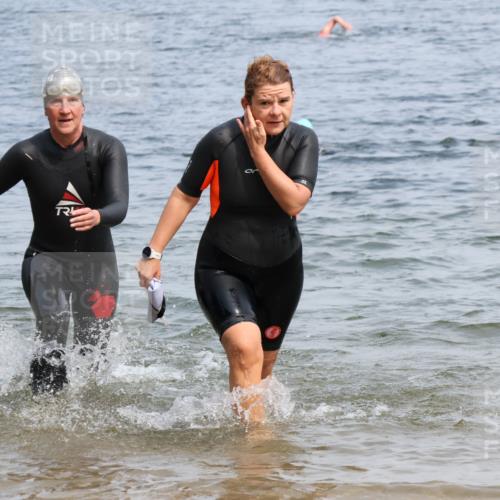 15.06.2025 - 27. Vierlanden-Triathlon Lena Gebhardt http://msf.ph/oto/8035651 15.06.2025 11:23:49 Schwimmen 903, 955, 956 meine-sportfotos.de